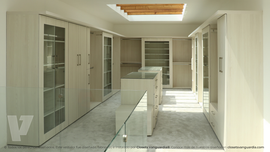 01-Vestidor-residencial-color-blanco-teka-artico-con-puertas-de-vidrio-y-zapateras-closets-vanguardia.jpg