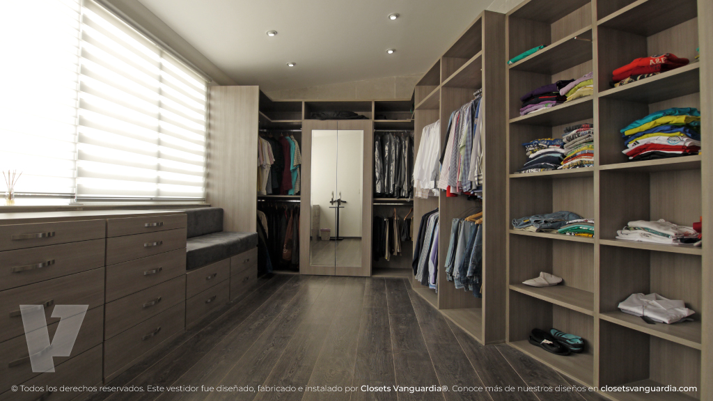 04-Vestidor-residencial-color-gris-con-dos-esquinas-closets-vanguardia.jpg