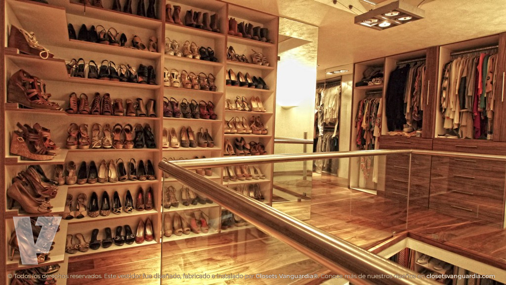 06-vestidor-con-gran-zapatera-para-muchos-zapatos-de-dama-dos-colores-closets-vanguardia.jpg